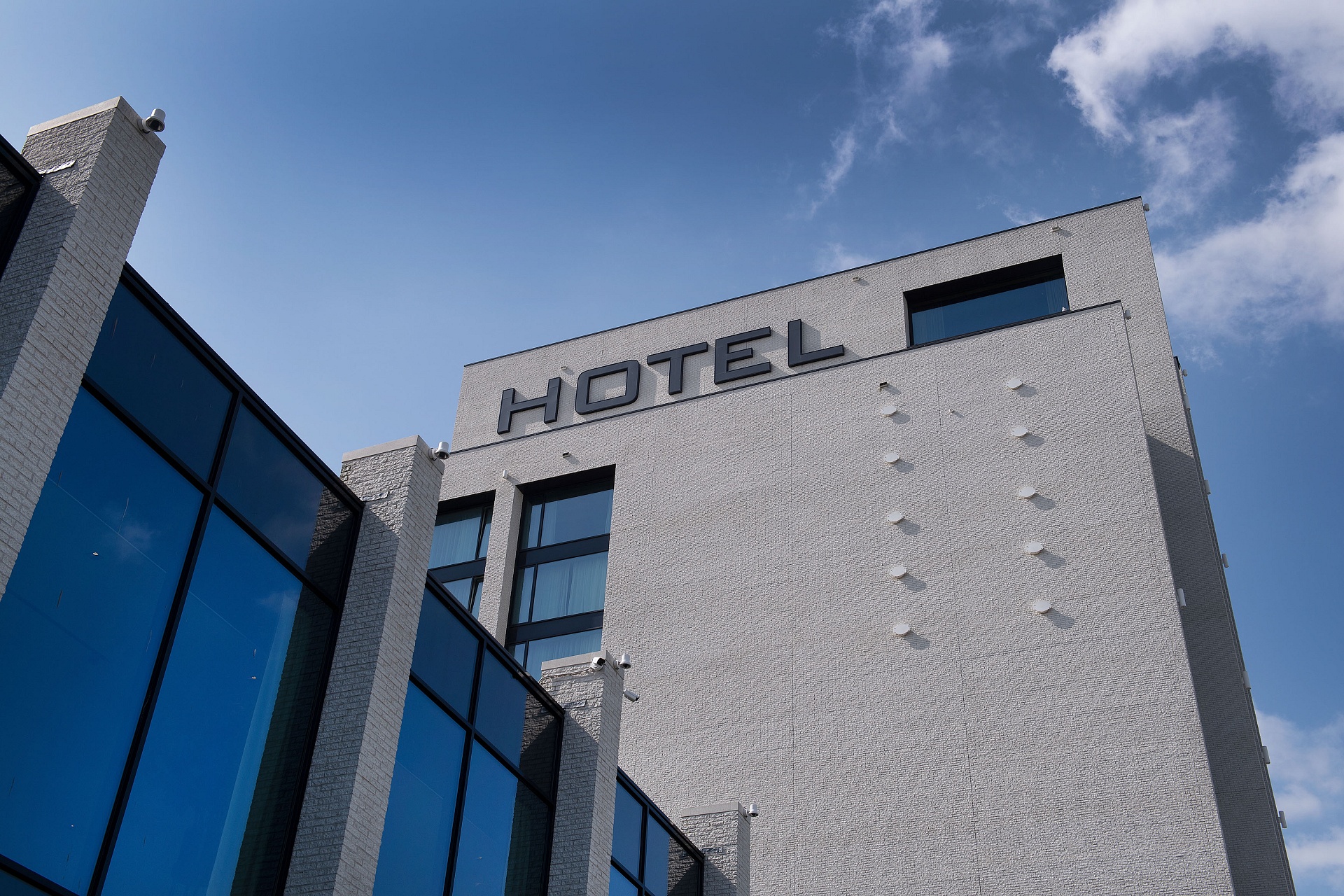 mbi van der valk schiphol rox breuksteen noors wit gevel 2 
