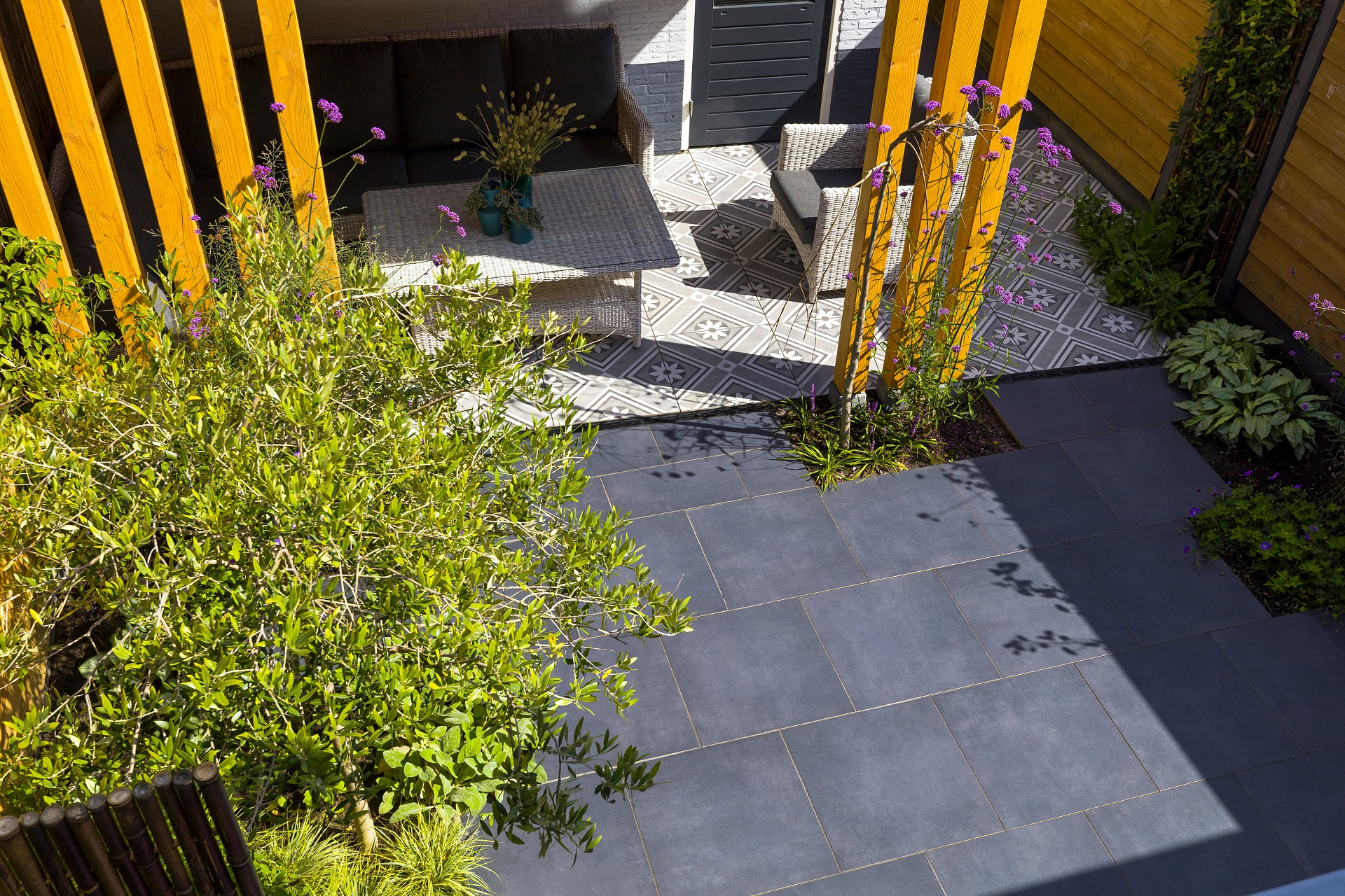 mbi woonkamer tuin geoceramica concreet flower decorate flow black elburg 8 