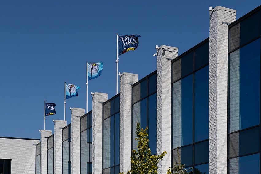 mbi van der valk schiphol rox breuksteen noors wit gevel 18 