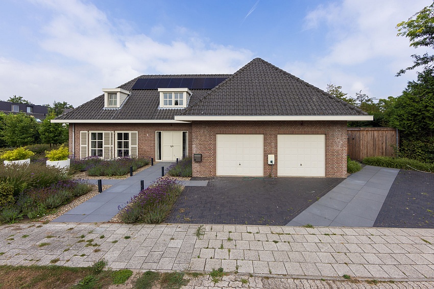 mbi moderne geoceramica tuin met zwembad en tuinkamer uden 2 