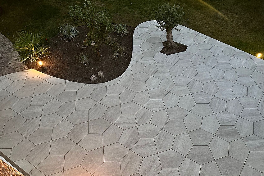 mbi strakke en sfeervolle tuin grou geosteen geostretto alivo lazise betontegels 4 