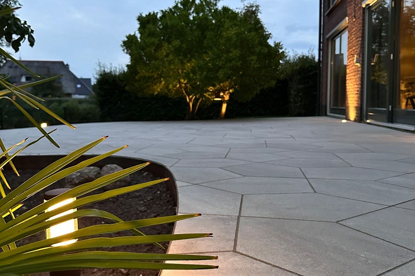 mbi strakke en sfeervolle tuin grou geosteen geostretto alivo lazise betontegels 8 