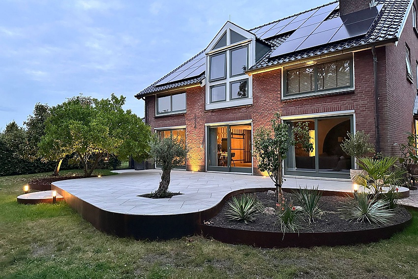 Strakke en sfeervolle tuin in Grou