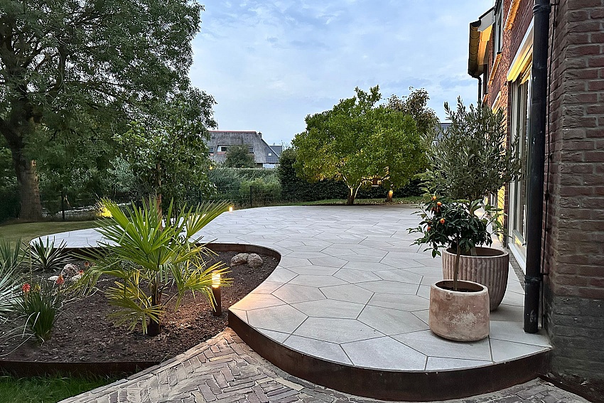 Strakke en sfeervolle tuin in Grou