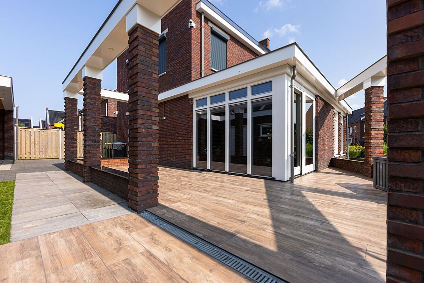 mbi tuin met keramische houtlook tuintegels geoceramica timber noce kampen 13