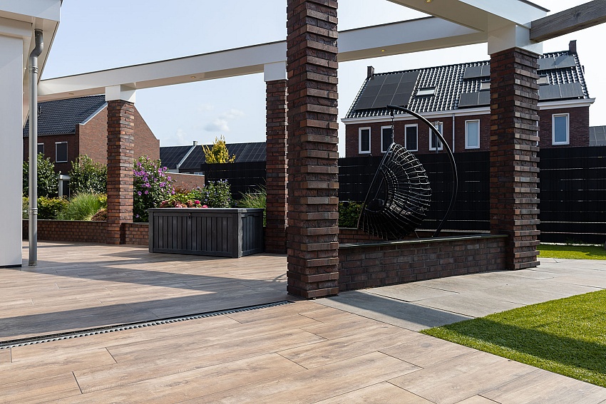 mbi tuin met keramische houtlook tuintegels geoceramica timber noce kampen 17