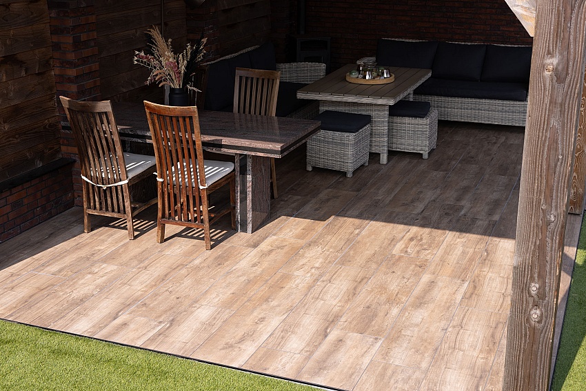 mbi tuin met keramische houtlook tuintegels geoceramica timber noce kampen 18