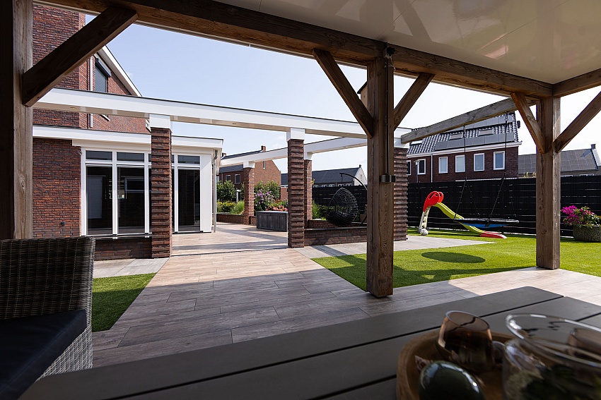 mbi tuin met keramische houtlook tuintegels geoceramica timber noce kampen 20