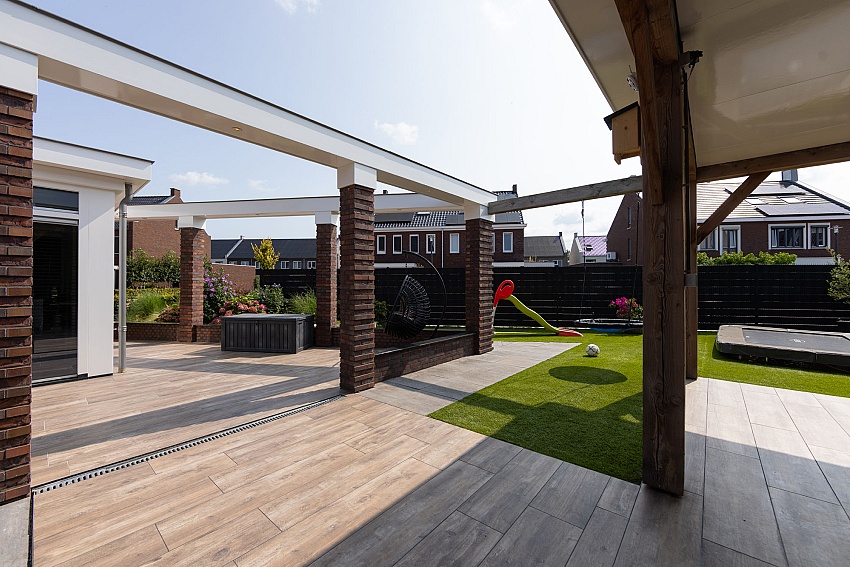 mbi tuin met keramische houtlook tuintegels geoceramica timber noce kampen 21