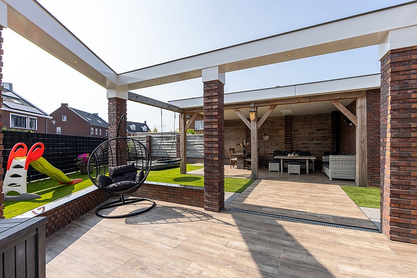 Sfeervolle tuin met keramische houtlook tuintegels