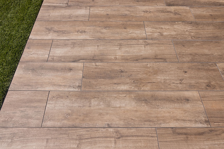 Sfeervolle tuin met keramische houtlook tuintegels