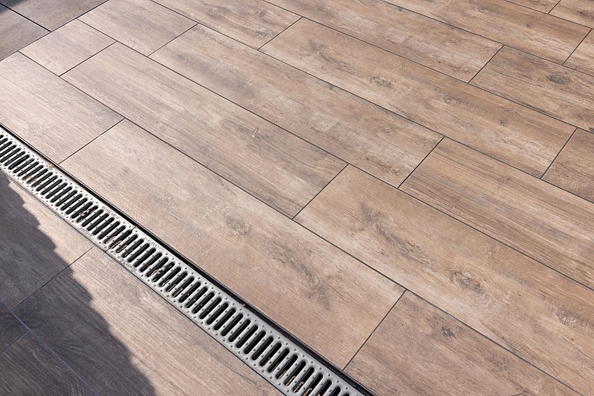 Sfeervolle tuin met keramische houtlook tuintegels